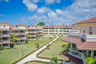 Image de Top-floor guest-friendly penthouse, pool table, in central beachfront residence
