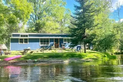 Image de Unplug and kick back! Simple, relaxing cabin on the Clam River.