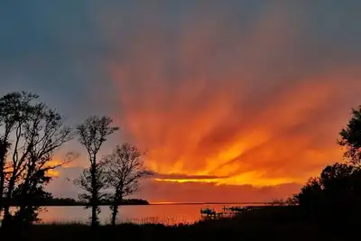 Image de ⭐️Waterfront⭐️Fenced Yard~Dogs ✔️~Dock~Kayak~Bikes~Sunset☀️Beach Chairs~Linens🐬