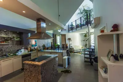 Image de Top-floor penthouse in beachfront residence, steps to all shops and restaurants