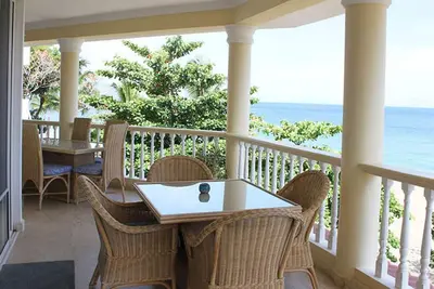 Image de Beachfront, top floor, guest friendly, sea views, central. . . Look no further!