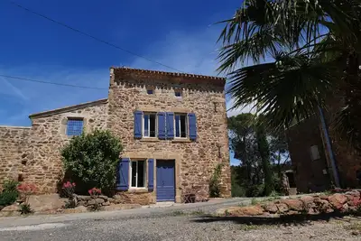Image de \"La Maison Bleue \"entre vignes et garrigue