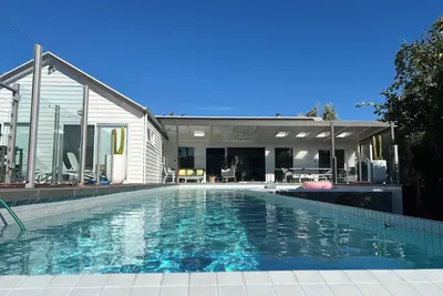 Image de Poolside entertainer for families and their pets. Easy walk to beach & town.