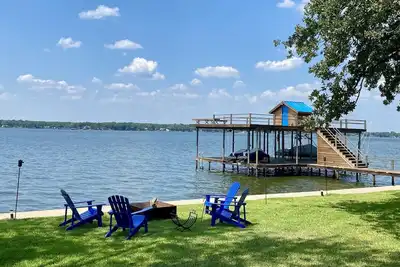 Image de 240' of Lake Front with Massive Dock on Huge Lot!