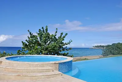 Image de Ground floor guest-friendly condo in beachfront residence, near everything!