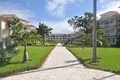 Image de Beachfront guest-friendly residence with pool near everything!