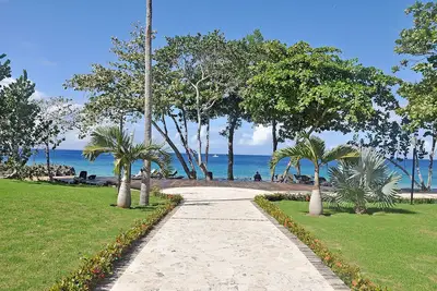 Image de Beachfront residence, jacuzzi, pool, near everything!