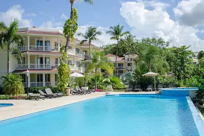 Image de 2bd condo with jacuzzi in beachfront residence, centrally located!