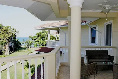Image de Beachfront condo with sea views, top floor, guest friendly nears shops&bars