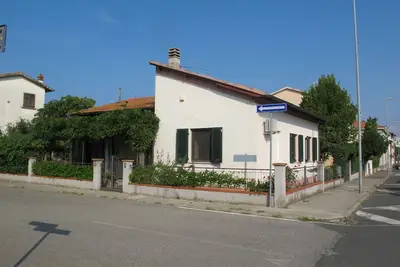 Pink House With Garden And Air Conditioning