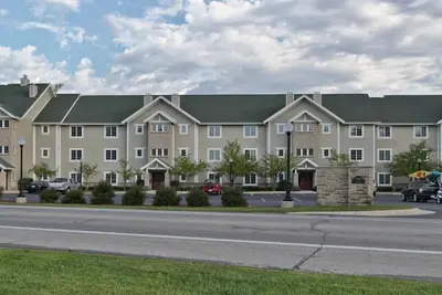 Image de Luxury condo on all-sports Lake Cadillac, Michigan