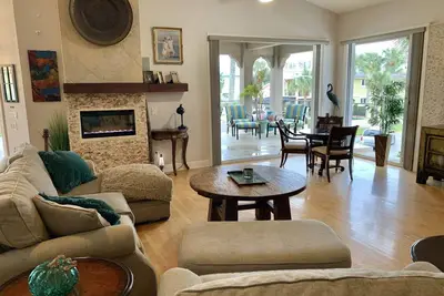Image de Gorgeous Beachside Home. . . Best Location! Walk to everything!