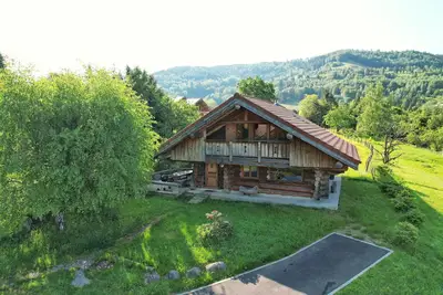 Image de Chalet en rondins, jacuzzi privé, accès piscine et sauna, proche de La Bresse
