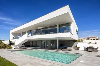 Image de Deluxe Contemporary 4 Bedroom Villa w/ beautiful ocean views, heated pool, Wifi