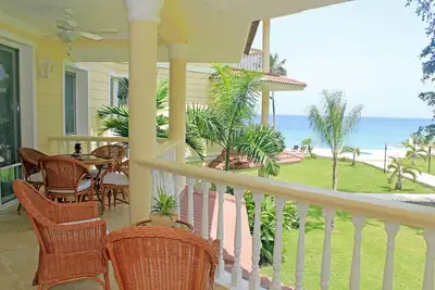 Image de Sea-views condo on private sandy beach with infinity pool, steps from shopping