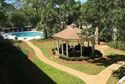 Image de 7/20-7/27  2 Bed, 3 pools, Ht -sleeps 8! Across from coligny! Beach Front pool!