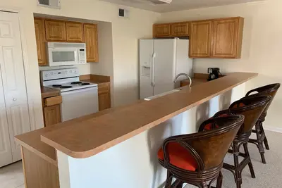 Image de Best location at beach! 3/2 Th 2 ocean view balconies. Modern!