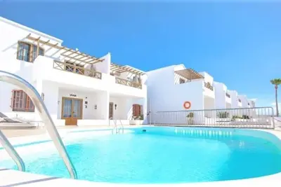 Image de Appartement mit Direktem Poolzugang in Kleiner Anlage mit Fernem Meerblick