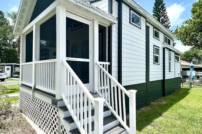 Image de The Cypress House - Pet friendly tiny home on the lake in Clermont