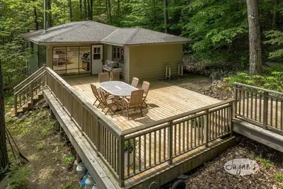 Image de New Boathouse! Traditional Beauty 4Bed, 3Bath Cottage & Bunkie on Lake Rosseau!