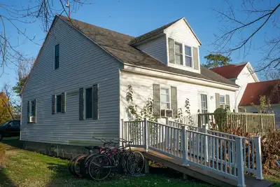 Image de Located In Ewell, Sleeps up to 12 Guests, Pet-friendly, Internet