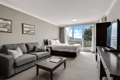 Image de Horizons 201 - Lake Front Studio l Pool l Tennis Court l Bar l WiFi