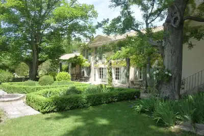 Image de Maison de Famille, 18ème, au calme de 5Ha de parc, de vergers et d'oliviers