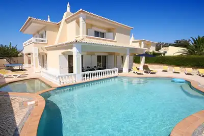 Image de 4 Bedrooms with Private Heated Pool, WiFi, A/C, Walking distance to amenities