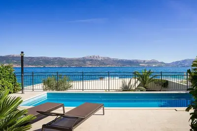 Image de Maison de vacances pour 12 personnes env. 300 qmà Slatine, Dalmatie (Centre de la Dalmatie)