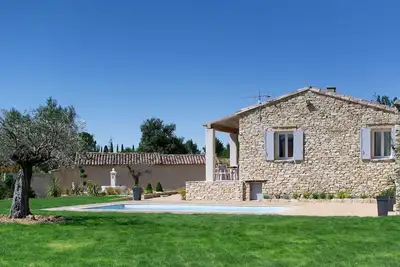 Image de Villa avec piscine, vue panoramique sur le Luberon et jardin arboré