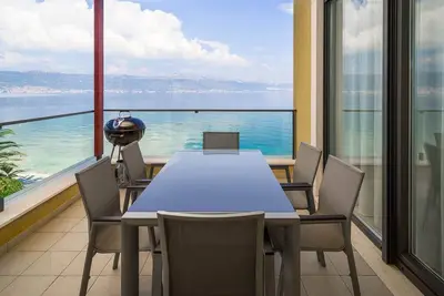 Image de Appartement de vacances pour 6 personnes env. 150 qmà Slatine, Dalmatie (Centre de la Dalmatie)