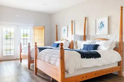 Image de Steps to Pool, Pickleball & Spa | Spa Oasis