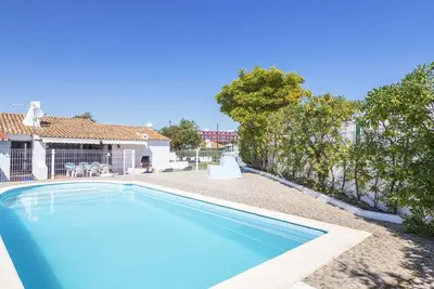 Image de Belle maison de vacances privée pour 8 personnes avec piscine privée, Tv, patio et parking