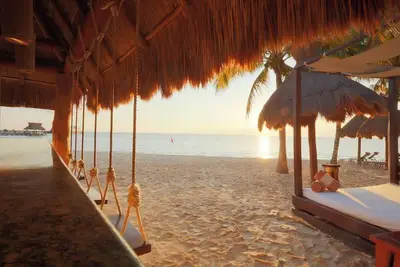 Image de Warm sun and ocean breezes await! ! Cancun premier resort on a swimmable beach!