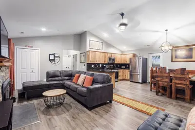 Image de Privacy on the Strip! Completely renovated Fenced-in yard near all attractions!