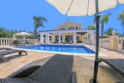 Fab Villa in Coral Bay, short distance to Beach and Amenities, \nVillas for Groups