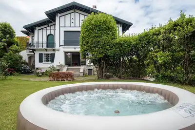 Image de Biarritz centre ville, maison 200 m2 avec jardin et garage, à 150m de la plage