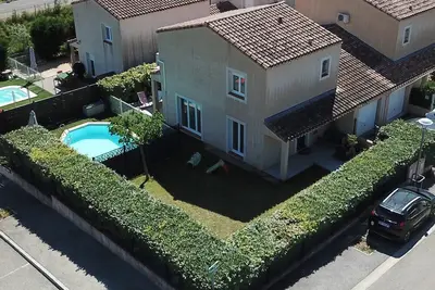 Image de Maison avec piscine, idéale famille avec enfants.