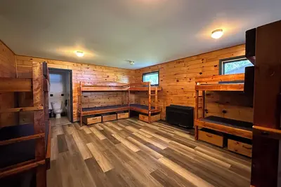 Image de A summer camp cabin with attached bath and lounge area