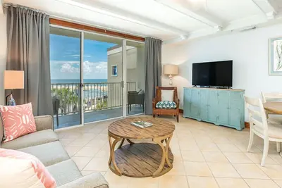 Image de The Vue 235 | Ocean View, Balcony, Top Floor!
