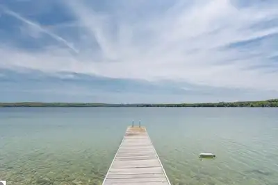 Image de Gorgeous North Lake Leelanau frontage.