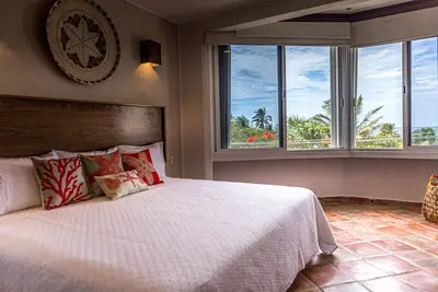 Image de Awesome 2 Bdr apartment, safe, clean, WiFi, and only  steps from the beach.