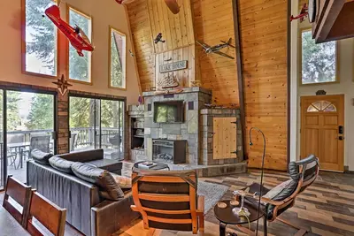 Image de Chester Cabin w/ Deck - Walk to Lake + Golfing!