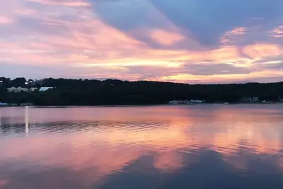 Image de Private home situated along the Thames River in Southeastern Ct. Sleeps 12 +pets