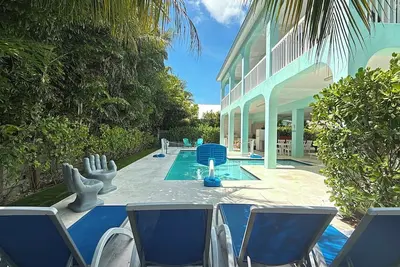 Image de Blue Paradise 5bed/5bath walking distance to the beach with a private pool