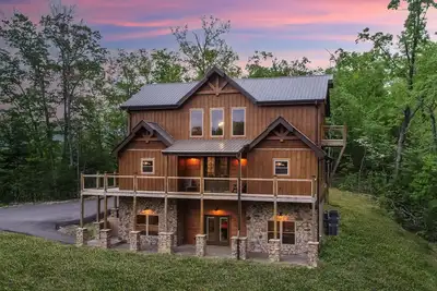 Image de Luxury 4 Br w/ Hot Tub Wi-Fi, Gameroom, Theater Room, Free Tickets