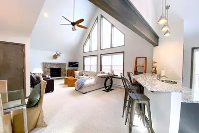 Image de Luxurious Lakefront Retreat Ideally Located for Winter and Summer Fun