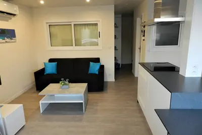 Image de Plage et commerces à pied depuis ce magnifique 2p refait à neuf proche de Cannes