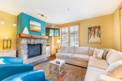 Ideally Located Condo w/ Private Balcony and Partial Mountain Views!