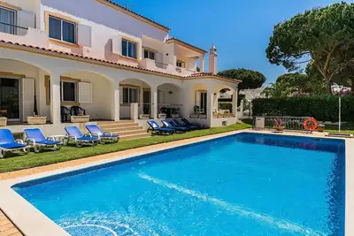 Image de Jadlyn Blue Villa, Falésia Beach, Albufeira, Ac, WiFi, Swimming Pool! New!